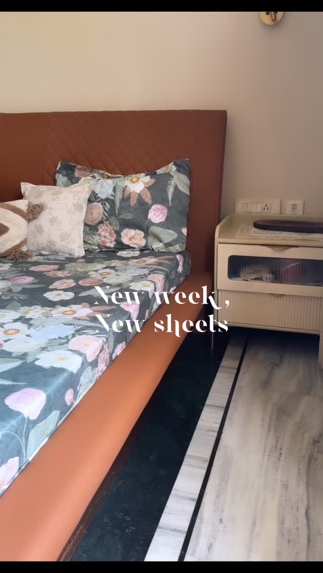 Comfort that blooms beautifully🩵
.
.
.

[quiet luxury, florals, bedsheet, calm spaces, fyp, homekraft, soft textures]

#quietluxury #bedsheet #homedecor #fyp