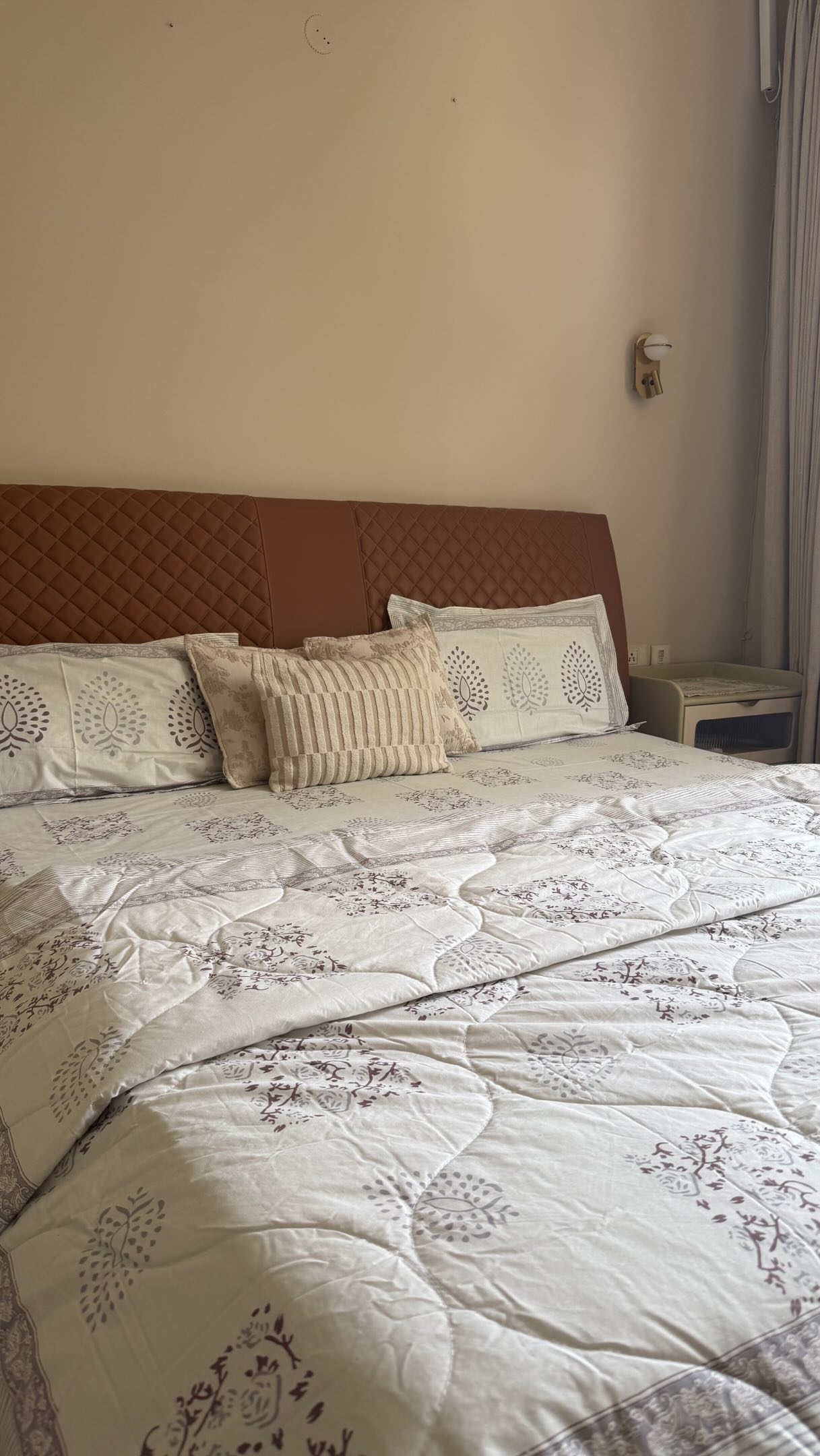 Your bedroom should feel like the most peaceful place in your home 🤍 Not just look good, but actually feel good. That’s what we build every HomeKraft piece for.

Shop now- link in bio ✨
.
.
.
#bedroomdecor #indianhomedecor #comforterset #fyp #selfcare

[ Home decor, bedsheets, comforter, bedroom, self care ]